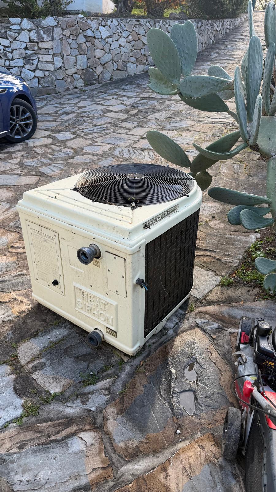 Nueva instalación de bomba de calor para piscina en una villa de Estepona — unidad exterior
