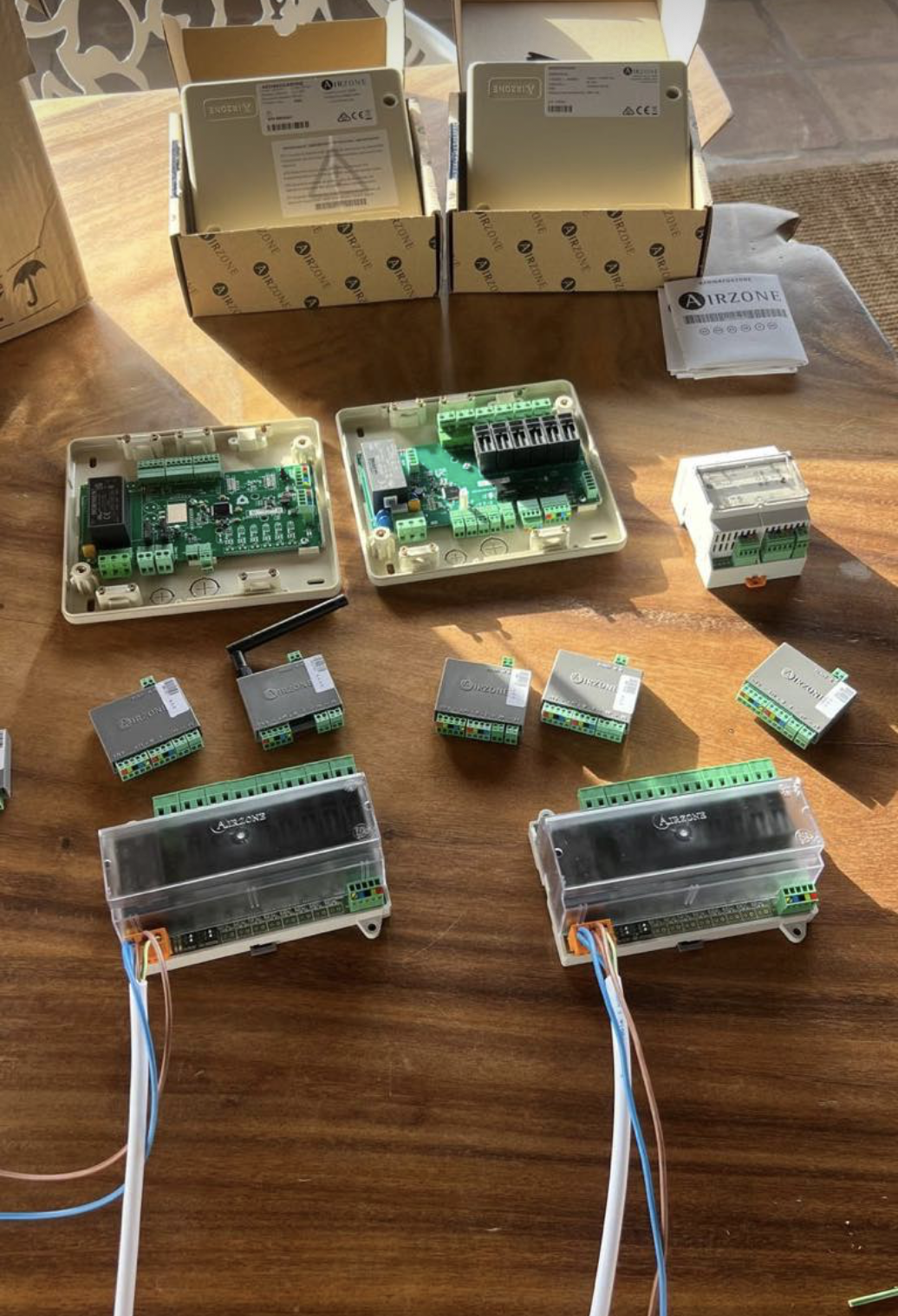 Kit completo de instalación Airzone Flexa 4.0 desplegado antes de la instalación en villa de Mijas — placas de control, módulos de zona, Webserver, termostatos y centros de cableado de actuadores