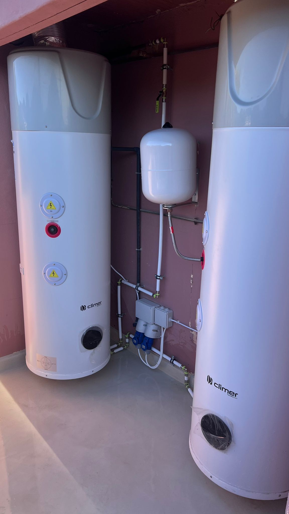 Side view of dual aerothermal system with expansion vessel