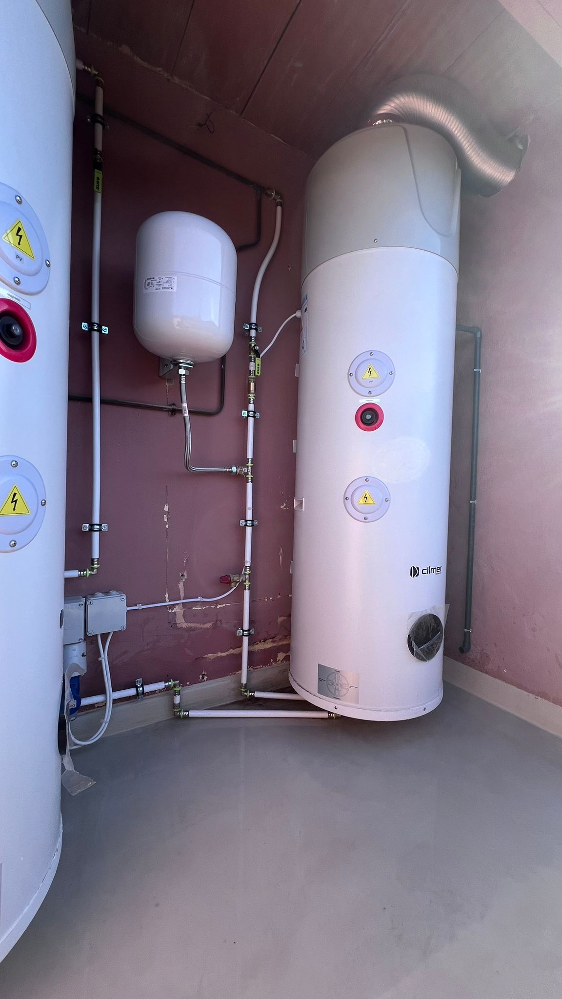 Detail of Climer aerothermal connections and ductwork