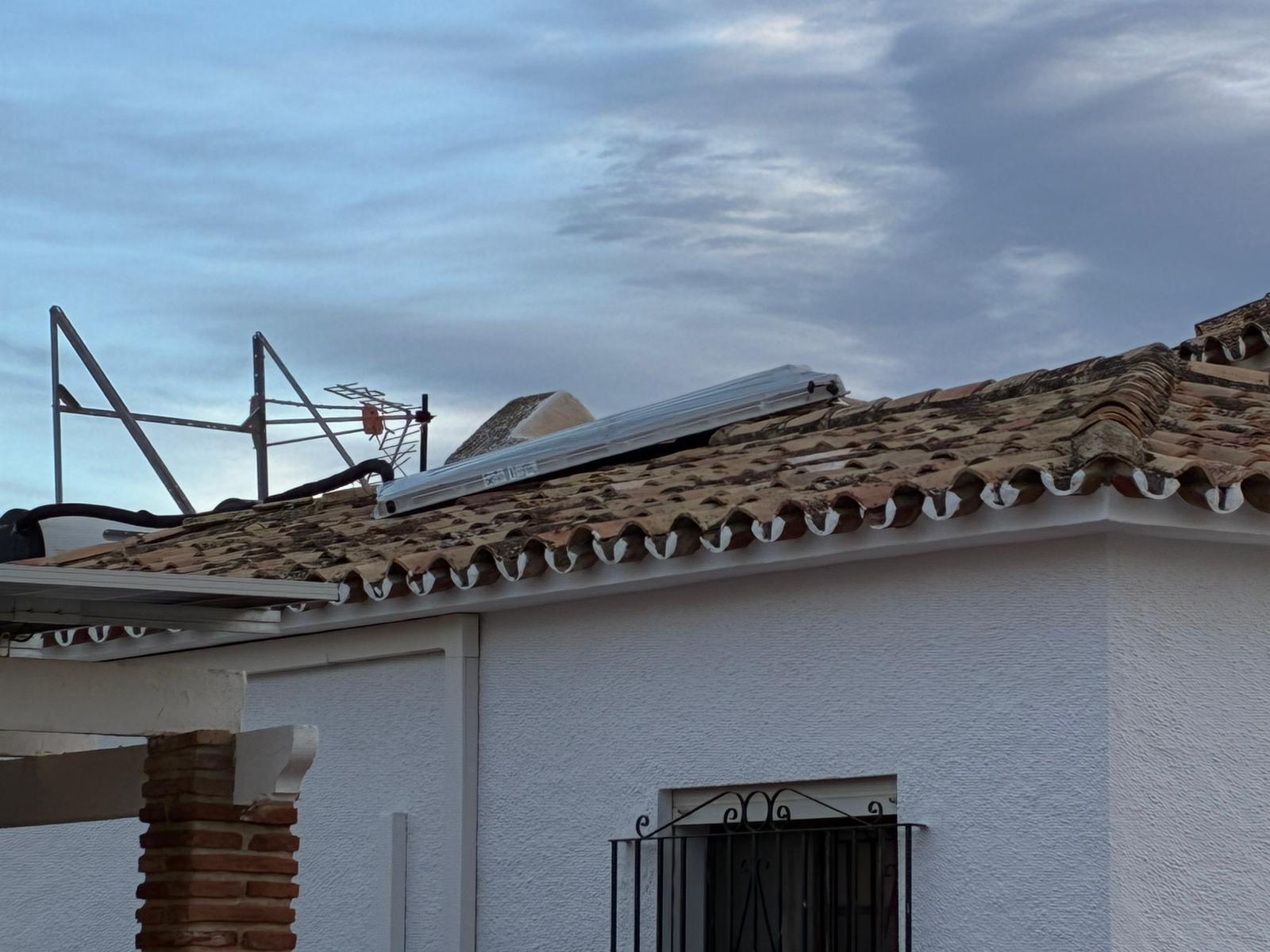 Condensadora exterior de AC Johnson Inverter instalada en Benalmádena