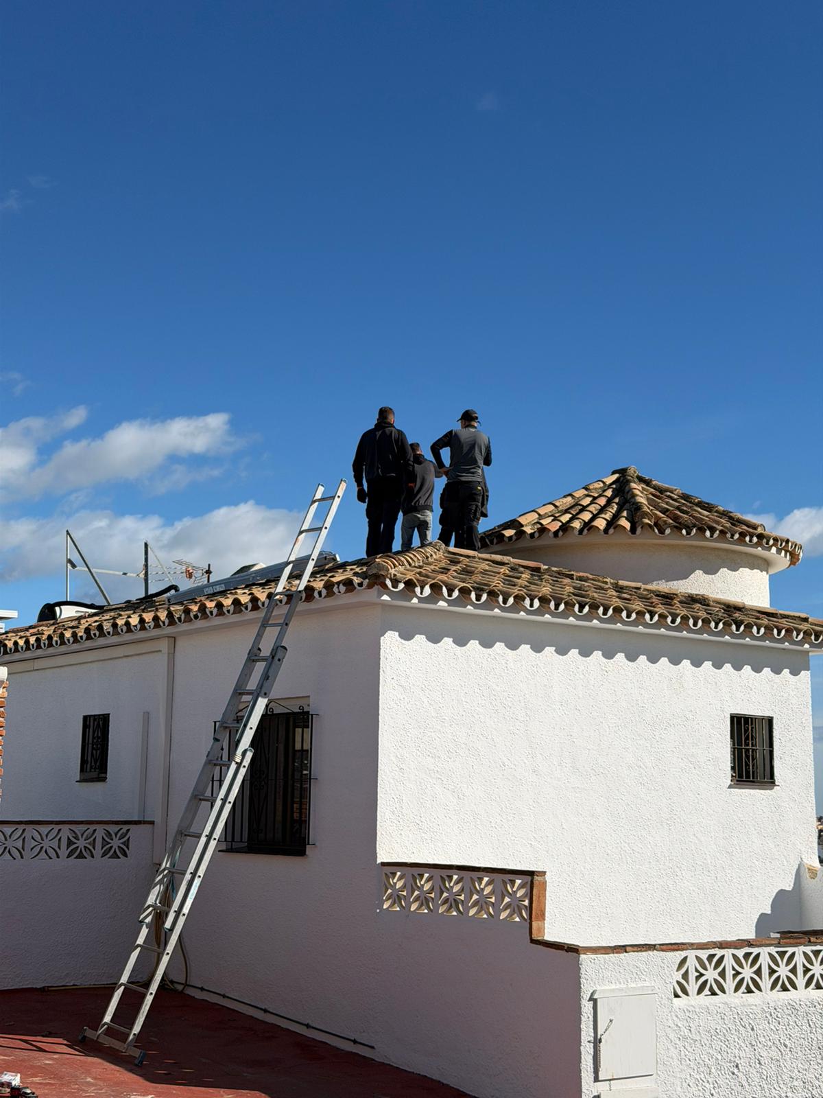 Unidad interior de AC mural Johnson durante instalación en Benalmádena