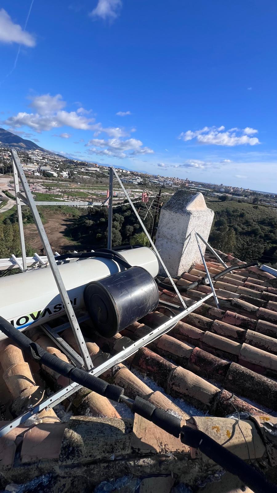 Unidades exteriores Johnson terminadas en una terraza de Benalmádena