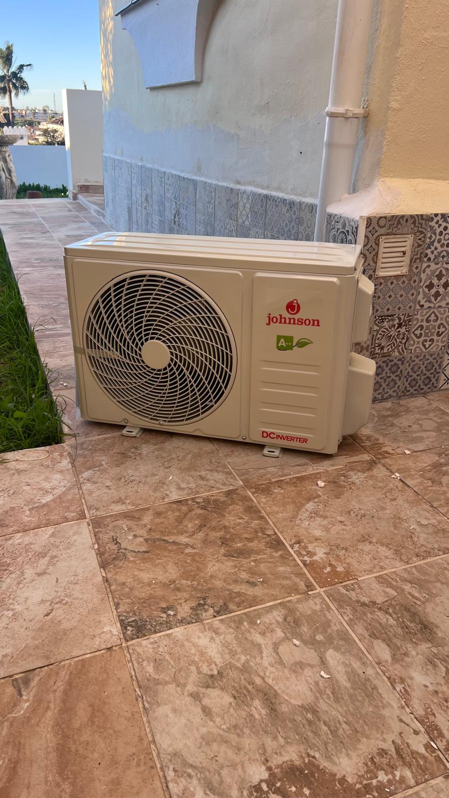 Unidad exterior Johnson DC Inverter instalada en Benalmádena
