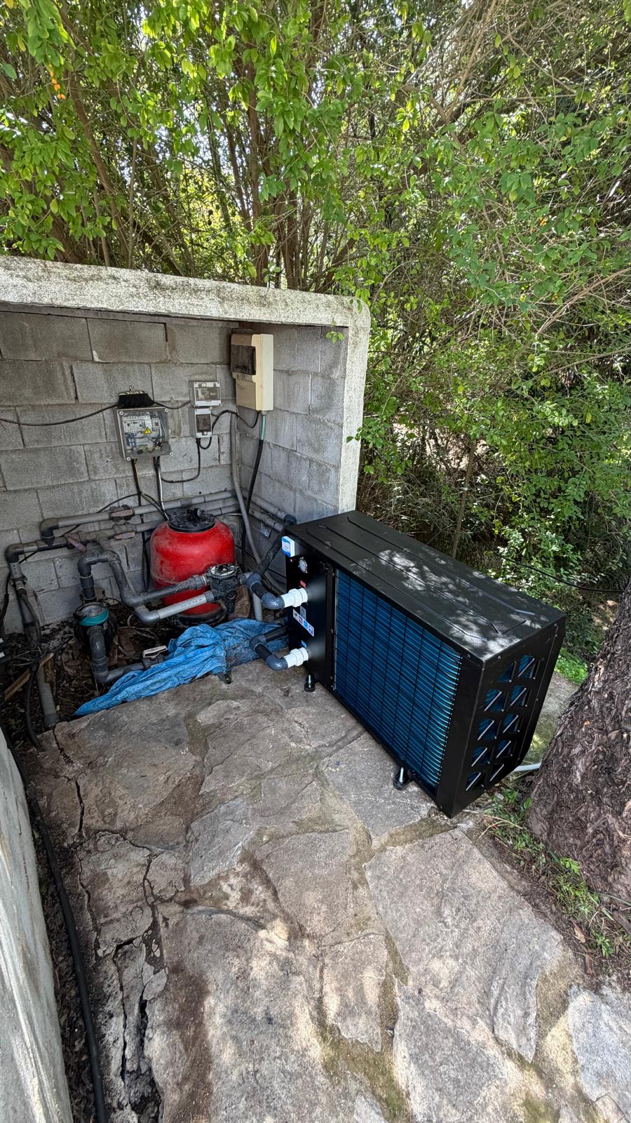 Sustitución de bomba de calor para piscina en una villa de Elviria, Marbella