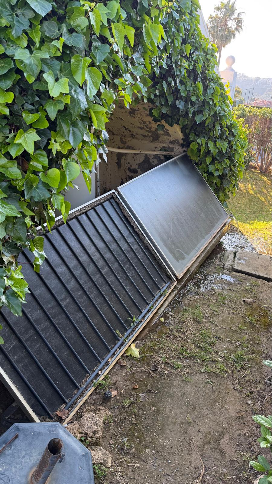 Captadores solares térmicos tras reparación de emergencia en Fuengirola