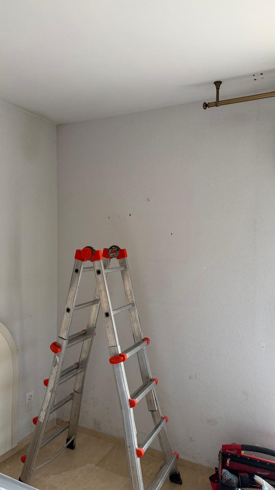 Dormitorio principal antes de la instalación con escalera y replanteo