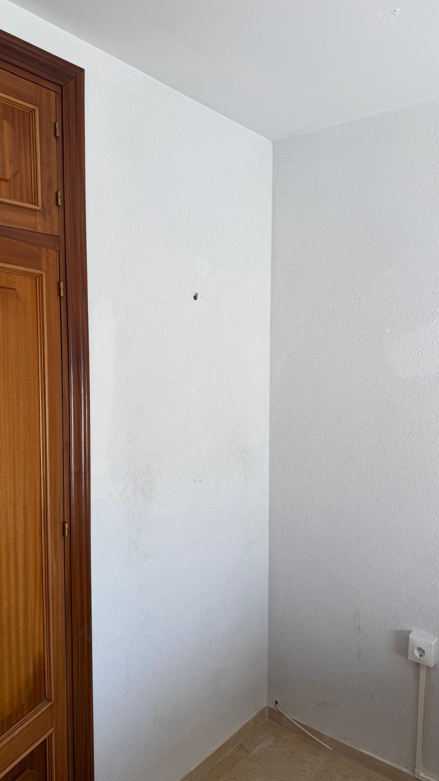 Pared del segundo dormitorio antes de la instalación, acabado pintado