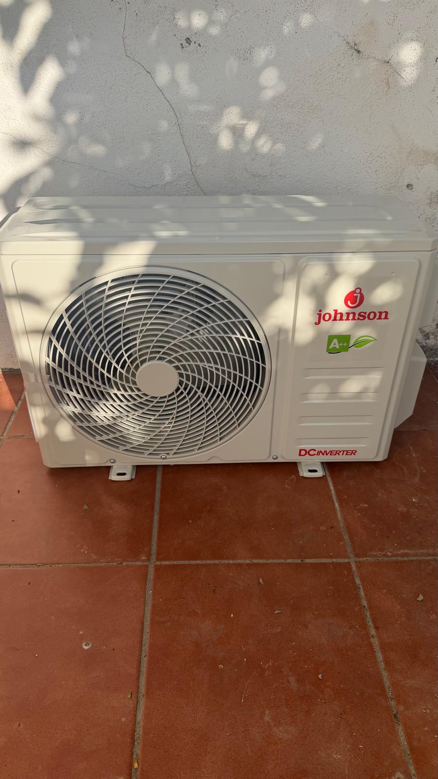 Unidad exterior Johnson DC Inverter A++ R32 instalada en villa de San Pedro