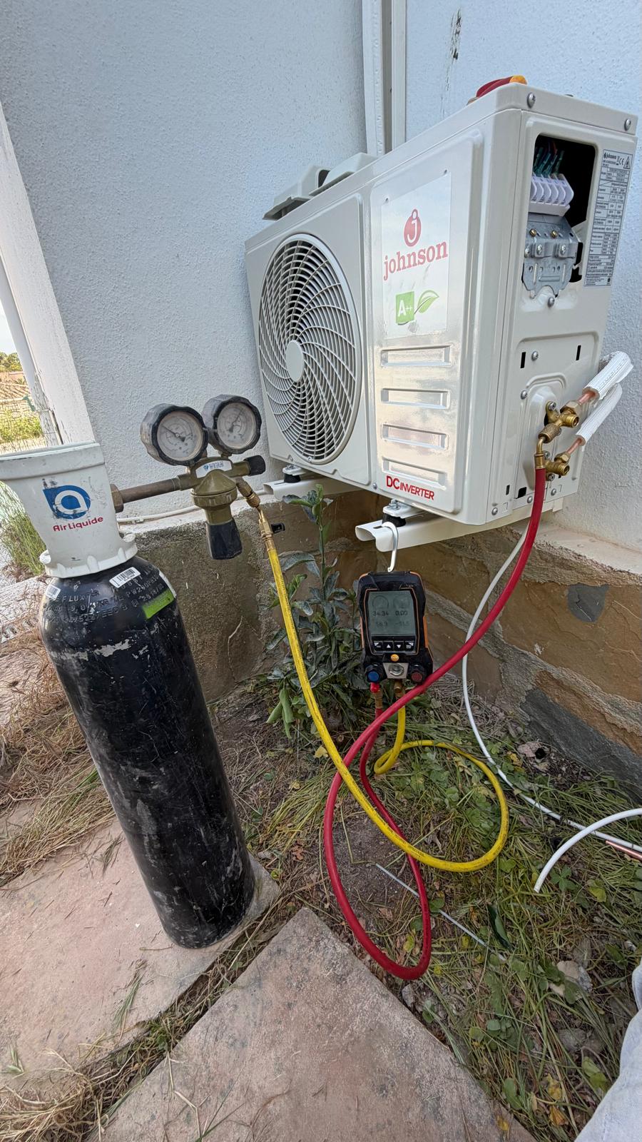 Puesta en marcha F-Gas con botella de nitrógeno Air Liquide y manómetro digital Testo