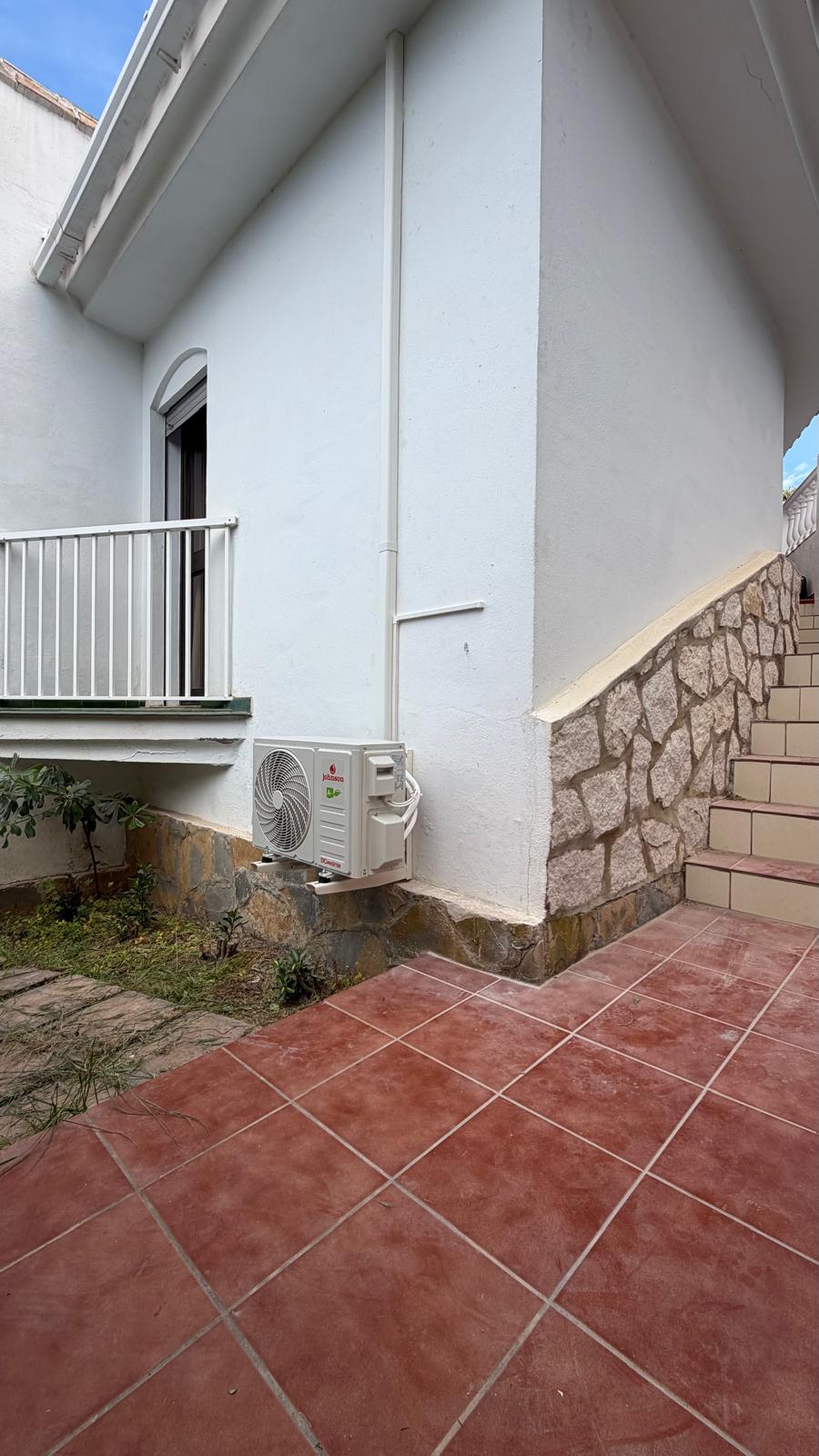 Segunda unidad exterior integrada en muro de piedra junto a escalera de terraza