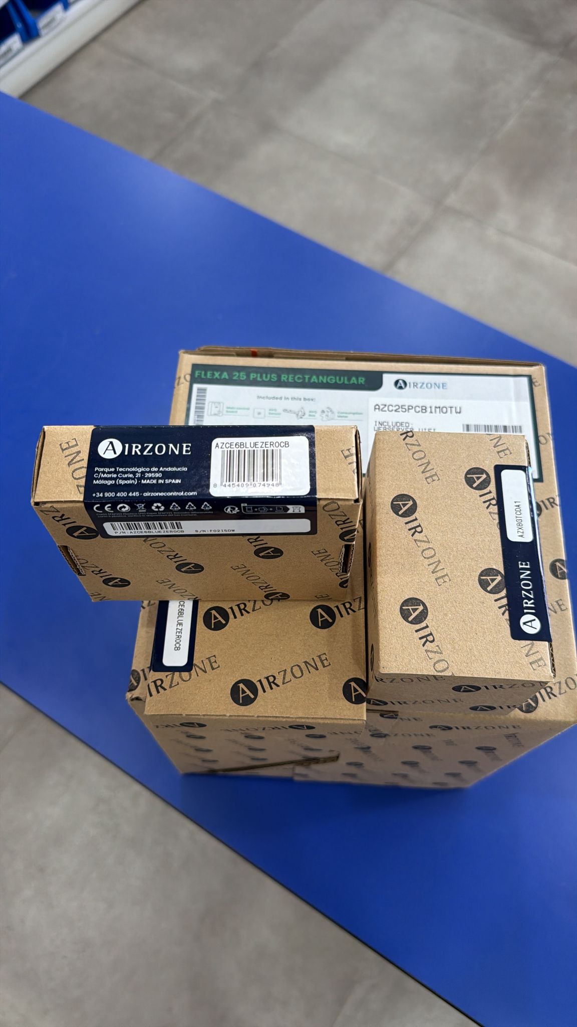 Cajas Airzone Flexa 25 Plus Rectangular (AZC25PCB1MOTU) y Blueface Zero (AZCE6BLUEZER0CB) entregadas — Made in Spain, Málaga