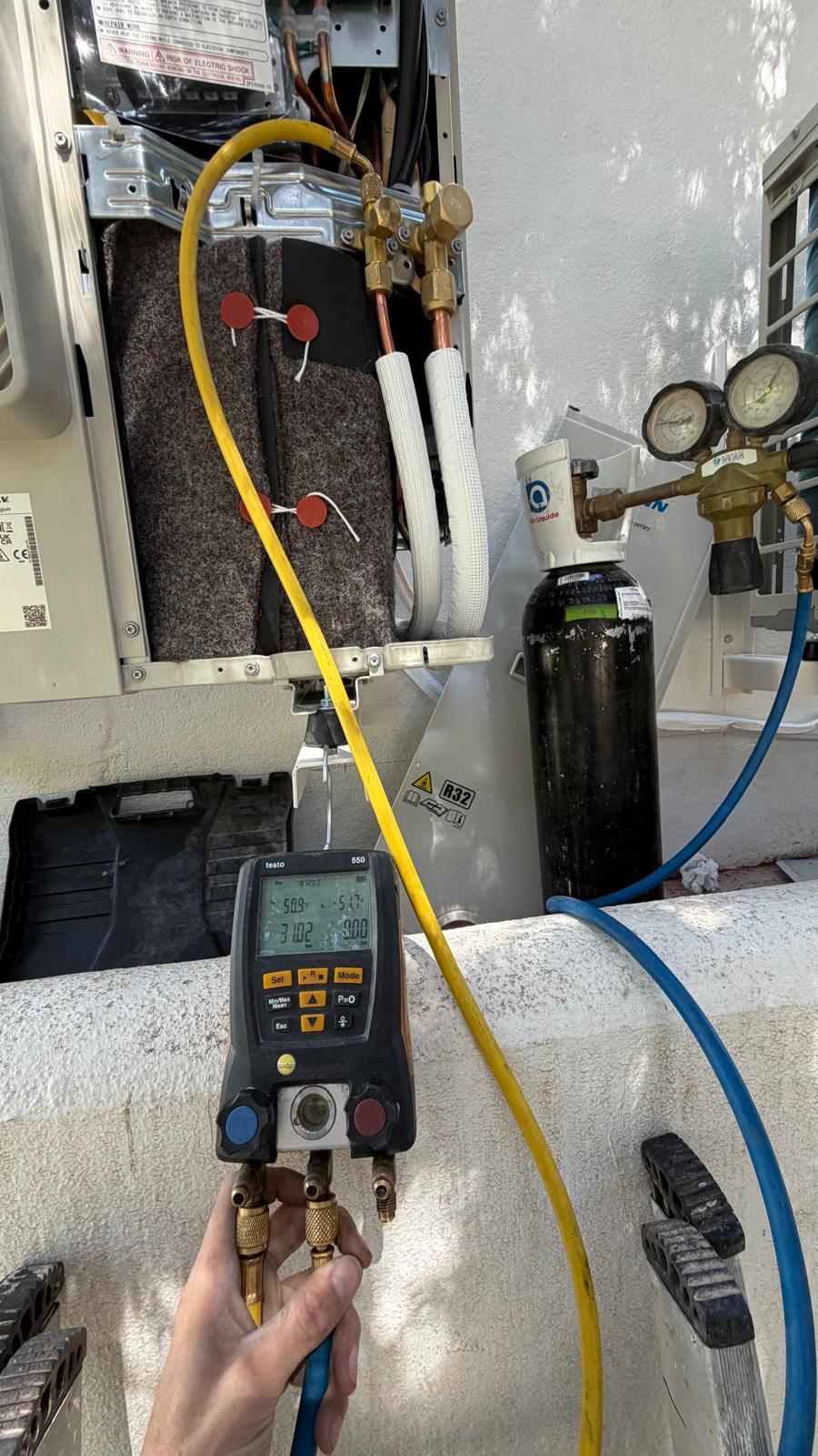 Manómetro digital Testo 550 en modo R32 con botella negra de nitrógeno OFN y regulador para prueba de presión