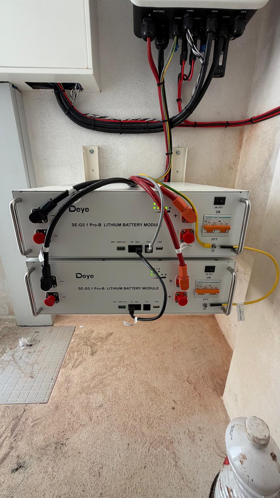 Detalle de los dos módulos de batería de litio Deye SE-G5.1 Pro-B con magnetotérmicos DC Tengen — 5,1 kWh por módulo.
