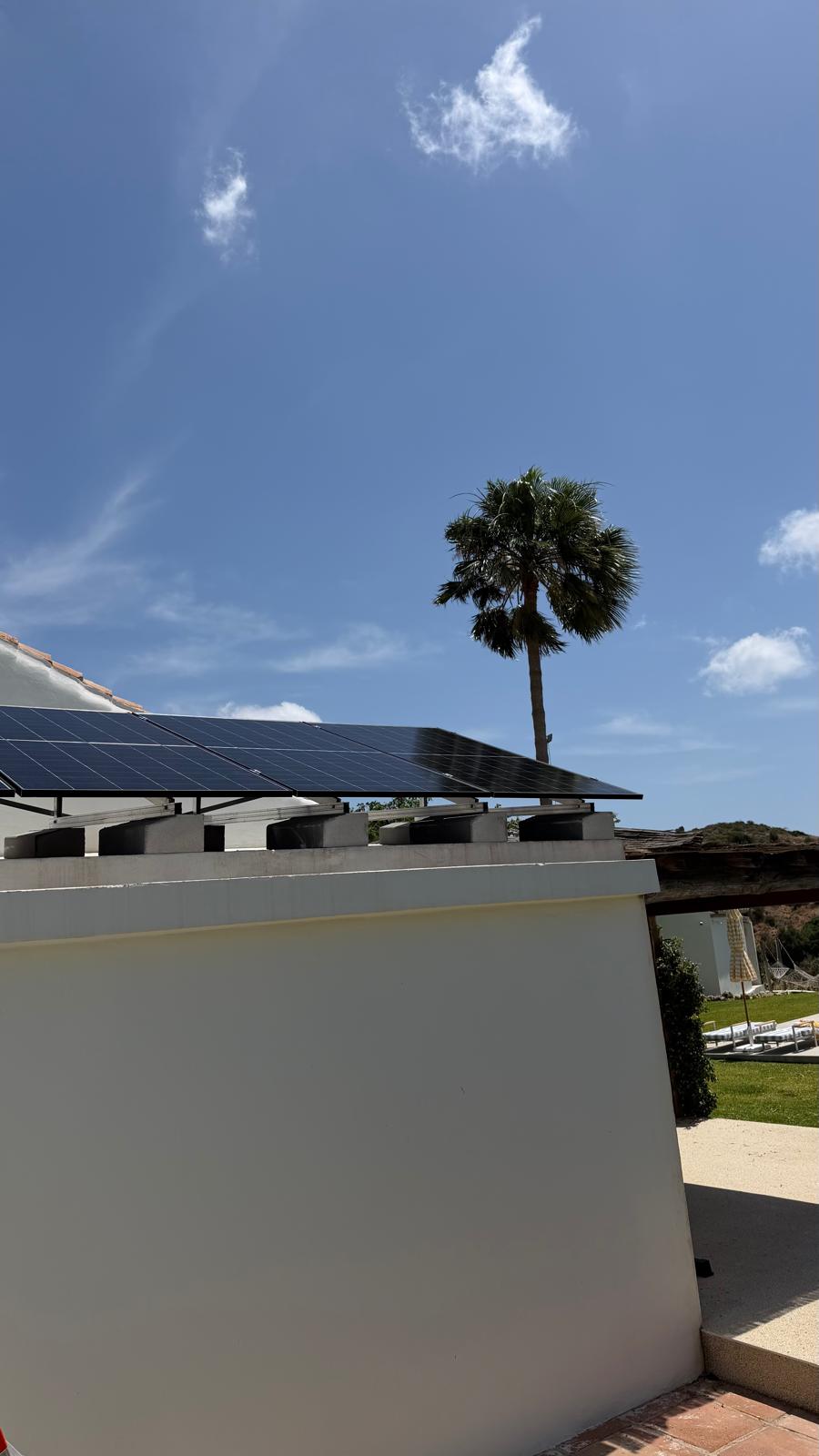 Un segundo subcampo solar montado en la cubierta plana sobre estructuras inclinadas de aluminio, orientadas para mejorar el rendimiento anual.