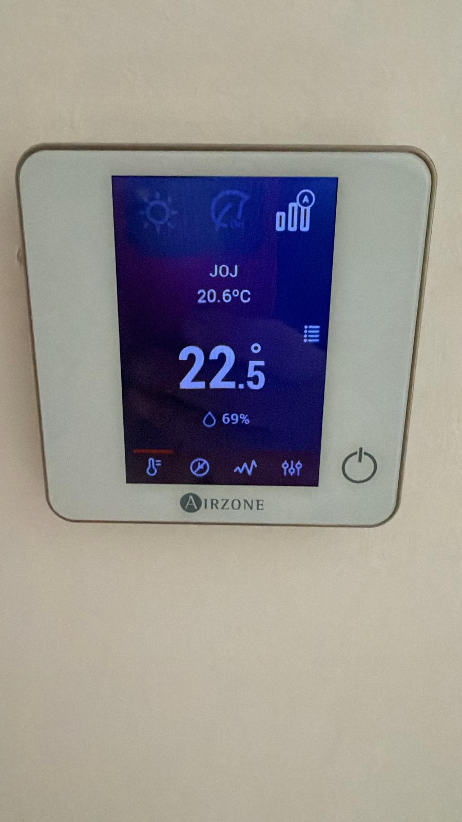 Termostato inteligente Airzone Blueface instalado por Agua Therm en una villa de Marbella, mostrando 22.5°C y 69% de humedad en directo con Airzone Cloud — instalador autorizado Airzone Costa del Sol