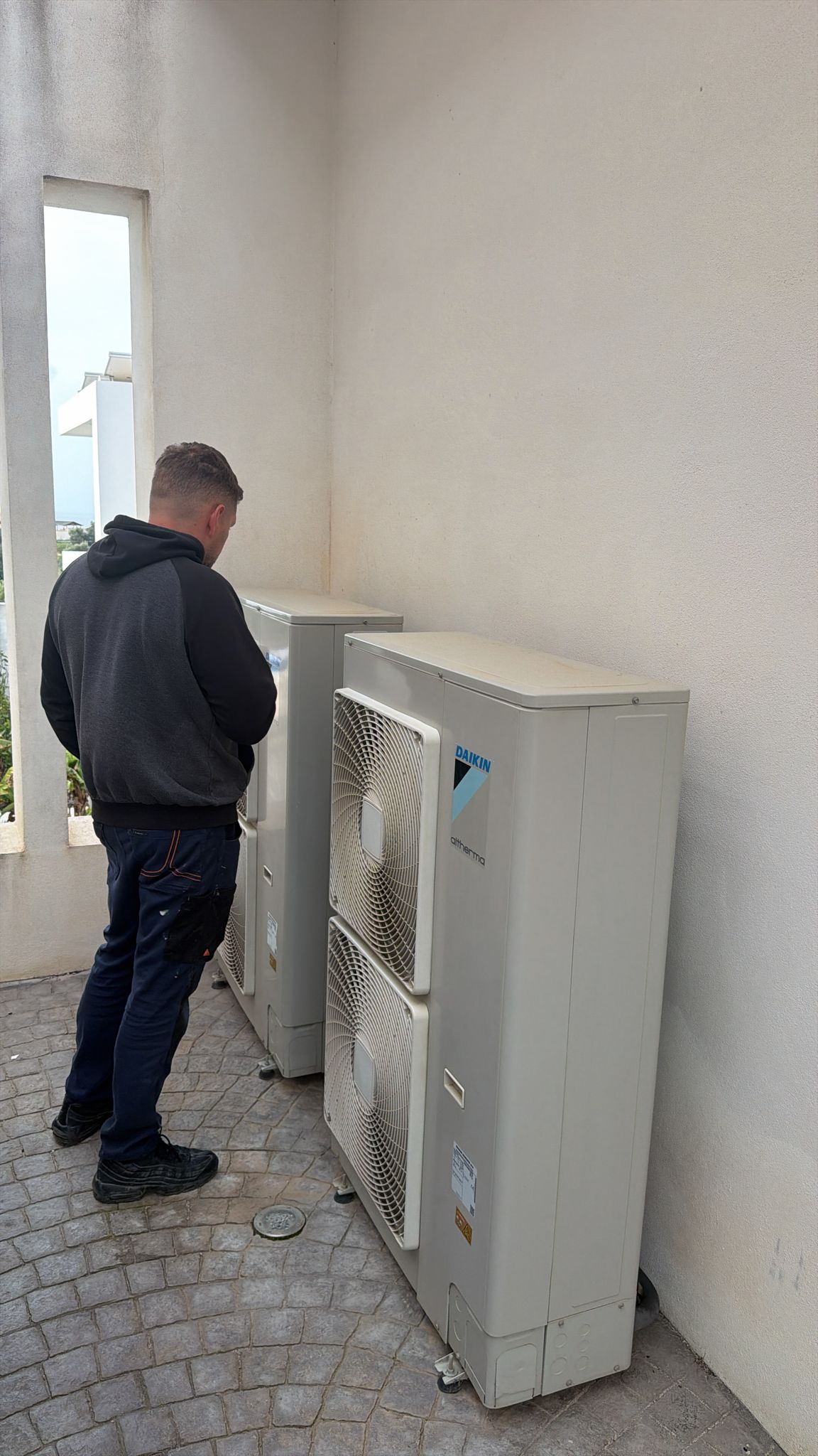 Unidad exterior Daikin emparejada con pasarela Airzone Aidoo Pro durante la puesta en marcha por Agua Therm — Daikin Airzone KNX Modbus BACnet en la Costa del Sol