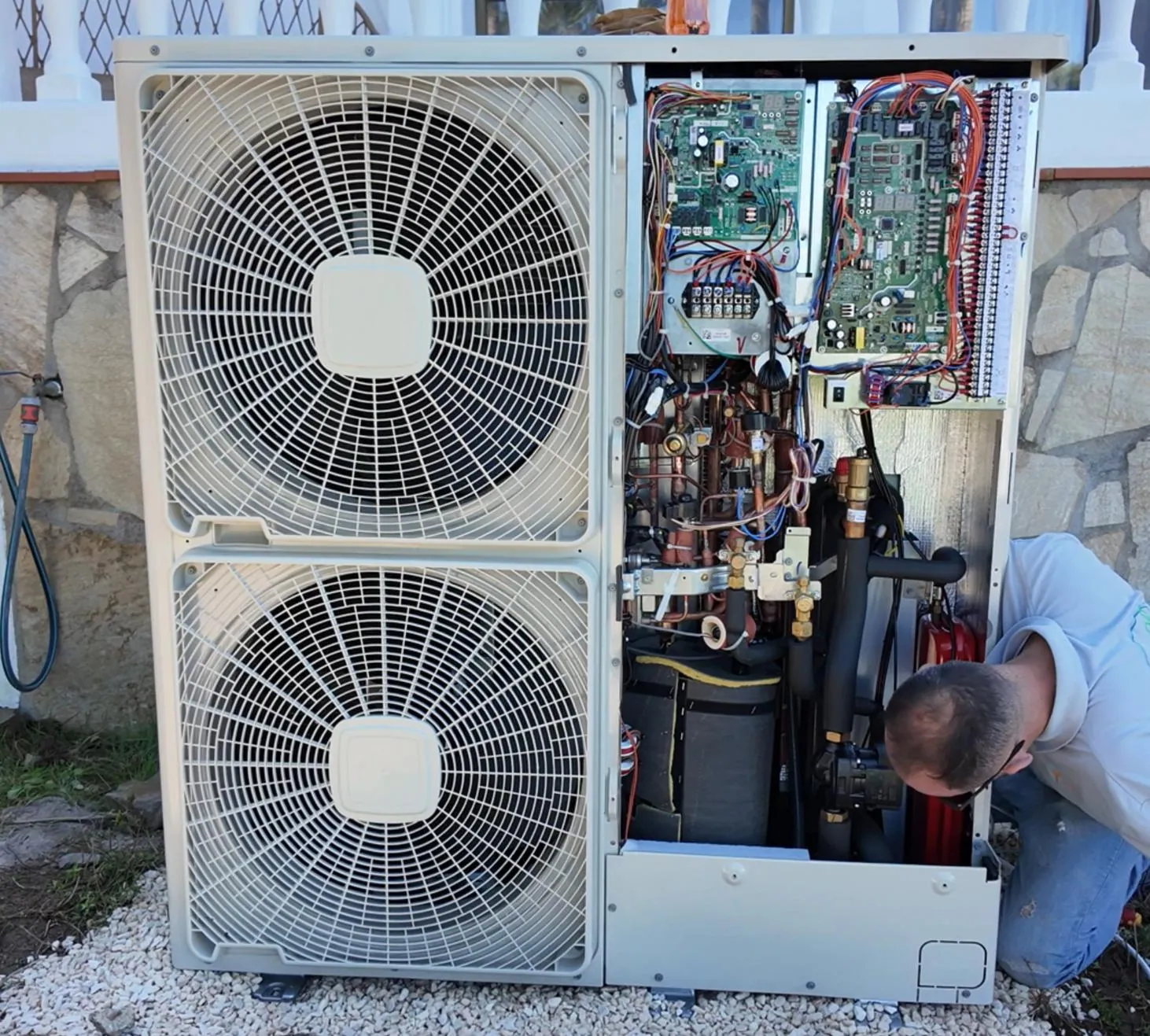Técnico de Agua Therm inspeccionando una bomba de calor Daikin de doble ventilador en una villa de Marbella
