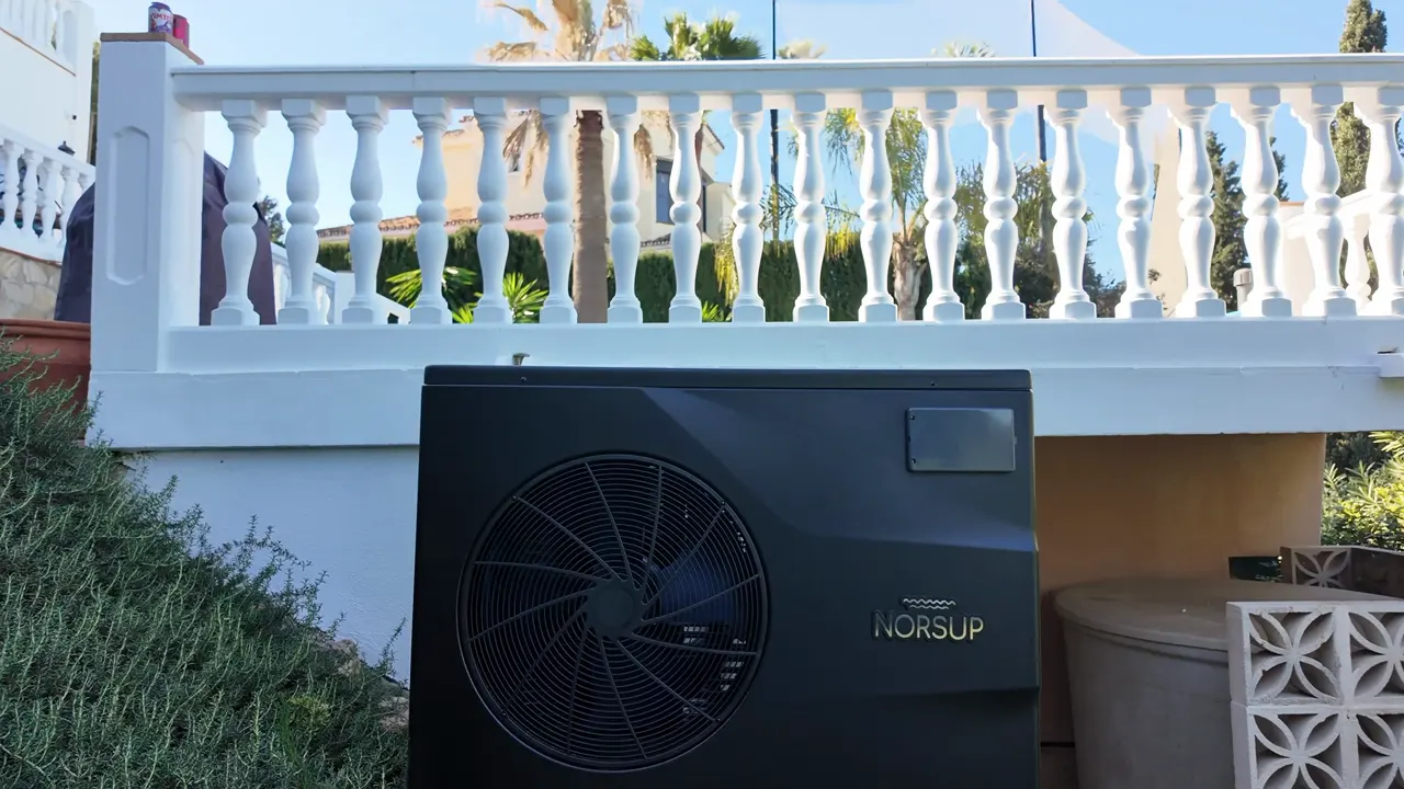 Vista aérea con dron de una instalación de bomba de calor para piscina en una villa de Riviera del Sol