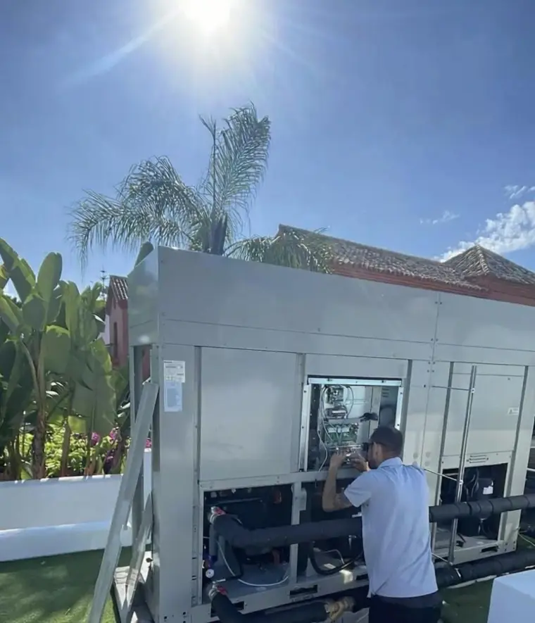 64 kW rooftop chiller installation in San Pedro with palm trees and sun flare